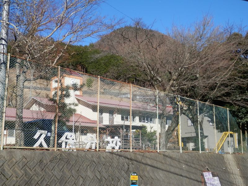 久保分校の背後にムギチロ