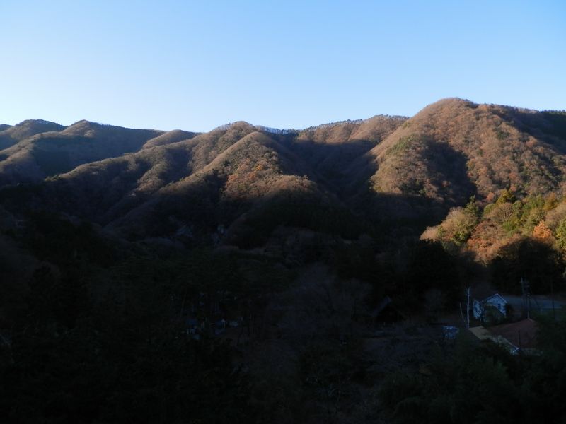 此の間橋より、大川原山あたりを望む