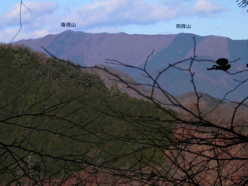 綱子峠より、権現山と雨降山を望む