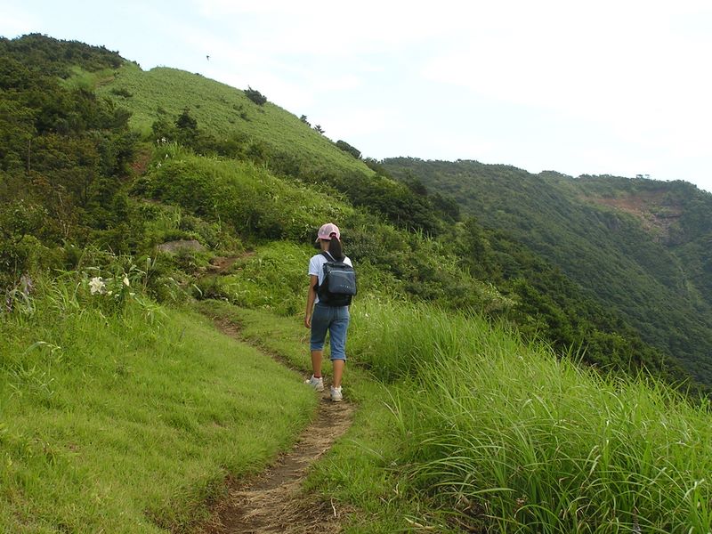 明神ヶ岳 -- 雲が強い陽射しを遮って