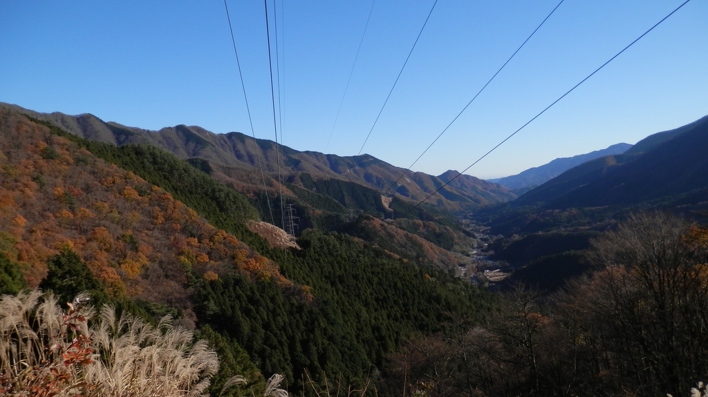 道志みちを挟んで、道志山塊と黍殻山・焼山