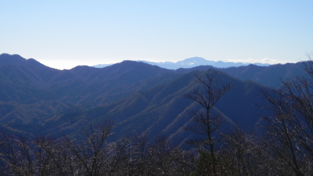 菜畑山から大涌谷の噴煙。光るのは相模湾か、太平洋か
