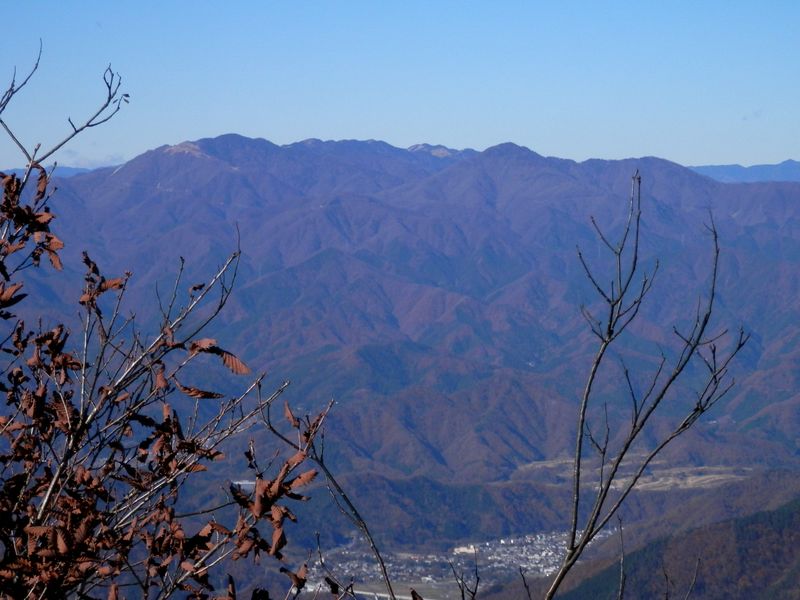 赤岩より望む、大菩薩嶺（中）と小金沢連嶺