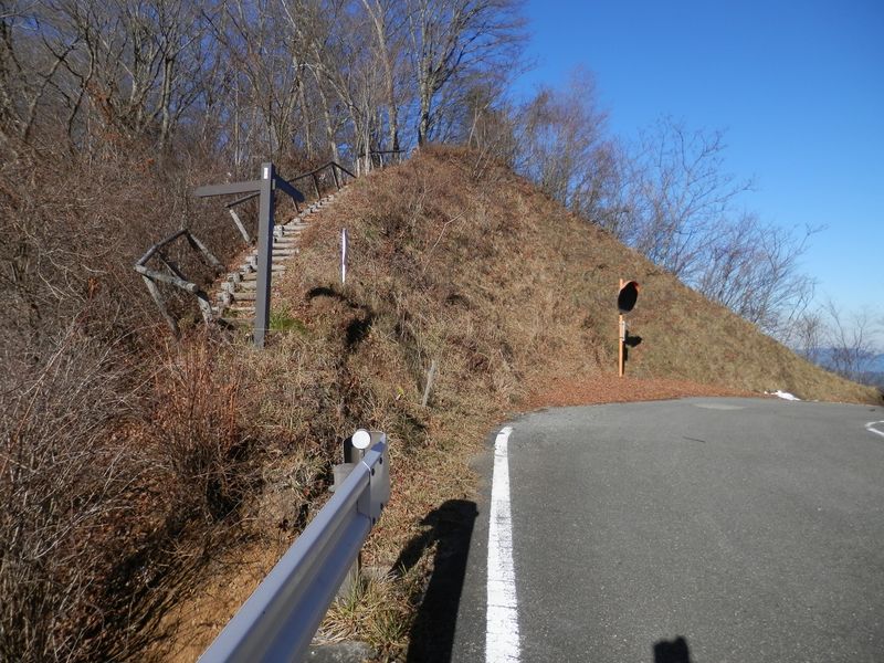 二十六夜山へは左の階段を昇る