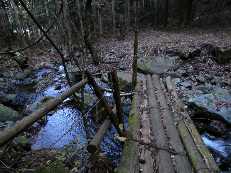 道志二十六夜山 -- 沢の右岸に渡る