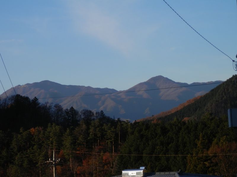 九鬼山の左は、高川山と鶴ヶ鳥屋山だろうか