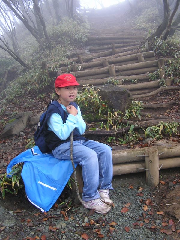 鍋割山 -- 大倉尾根の下りに備えて一休み