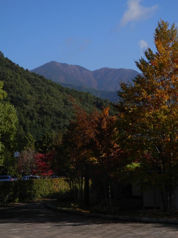 鍋割山稜 -- 大倉バス停から二ノ塔、三ノ塔を望む