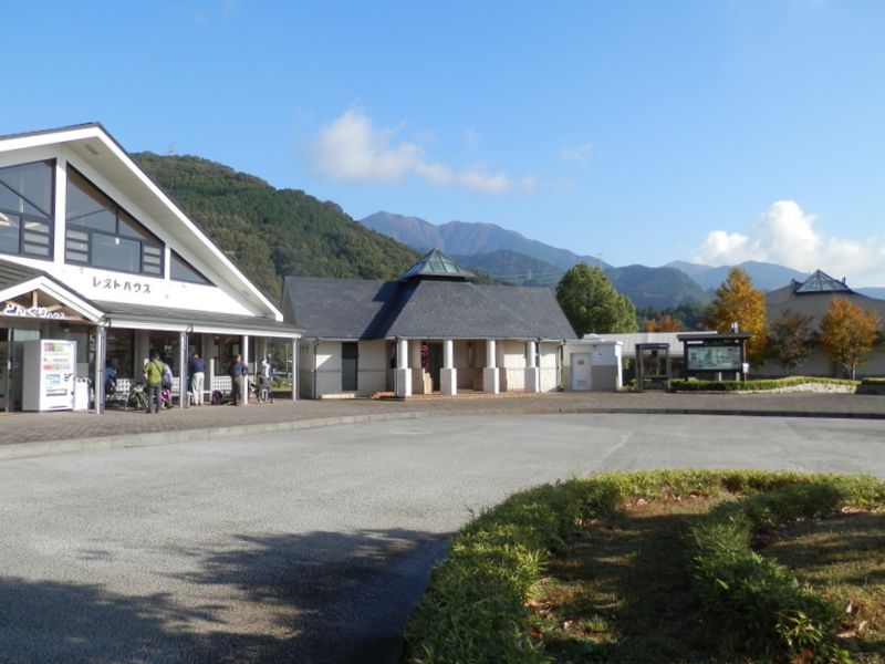 鍋割山稜 -- 大倉バス停のバスロータリー