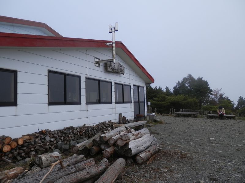 鍋割山稜 -- 花立山荘からはガスしか見えなかった