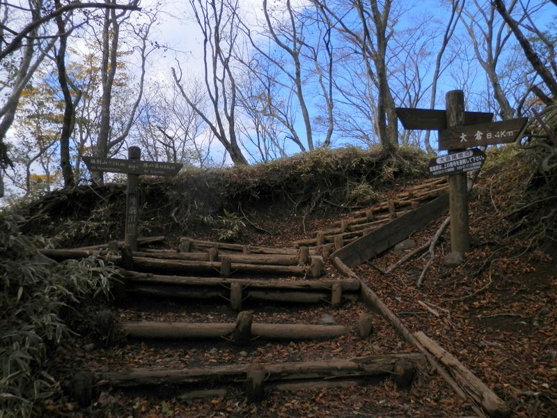 鍋割山稜 -- 金冷シに着たら、塔ノ岳方面に青空が見えた
