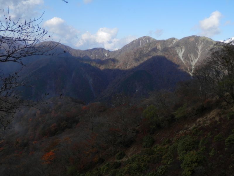 鍋割山稜 -- 丹沢主稜を望む