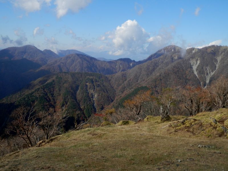鍋割山稜 -- 塔の岳より、丹沢主稜を望む