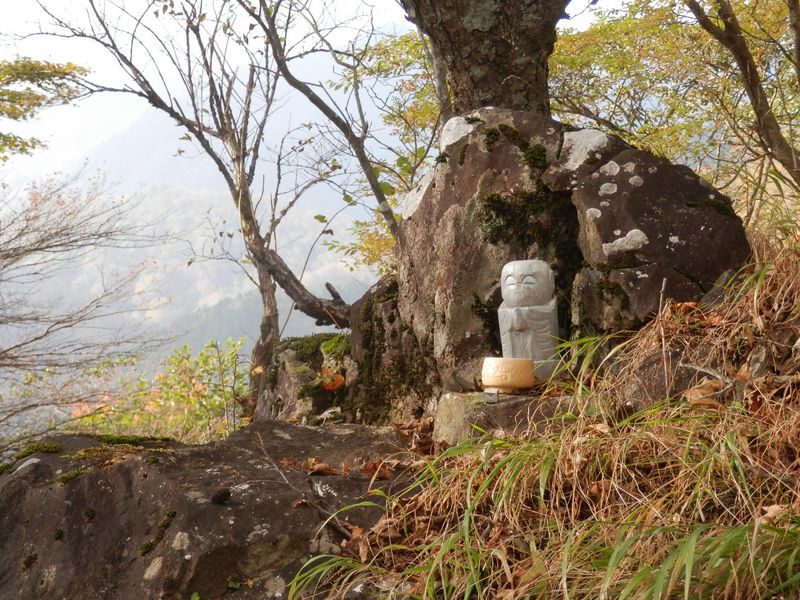 鍋割山稜 -- 木製のお地蔵様
