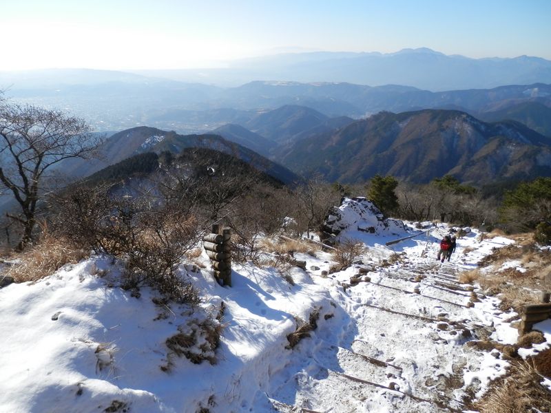 花立山荘直下より、箱根の山々と相模湾を望む
