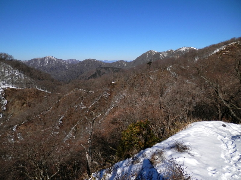 花立より望む、鍋割山稜の白い線