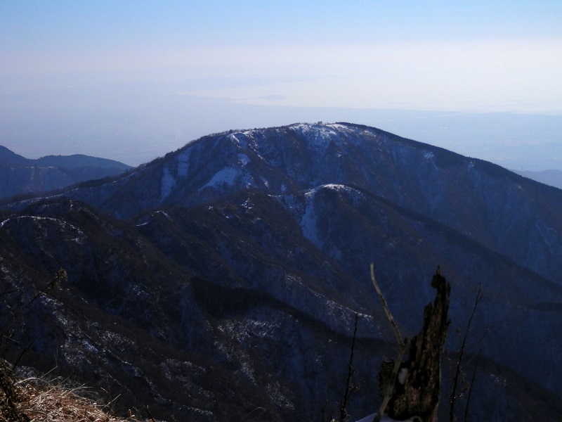 三ノ塔の向こうに江ノ島が見える