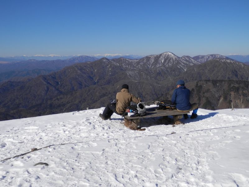 檜洞丸と同角山稜。遠方に南アルプスと八ヶ岳