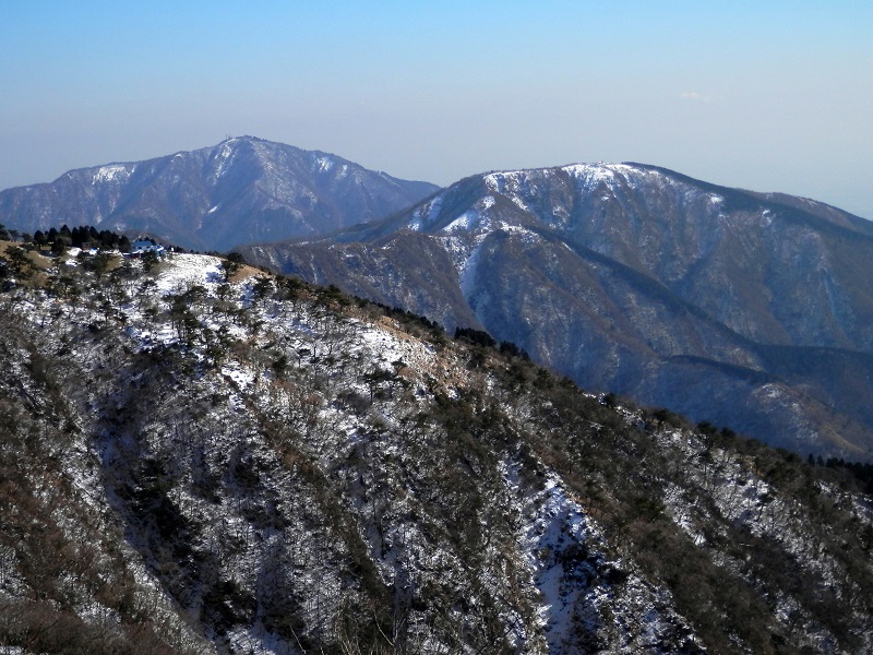 鍋割山稜より、大山、三ノ塔、大倉尾根を望む