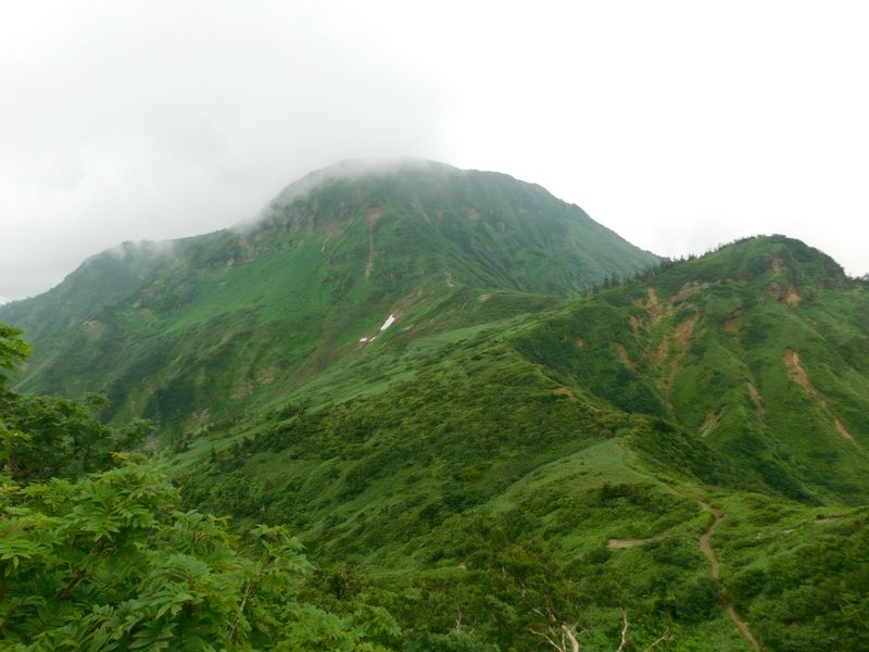 雷清水より、苗場山を振り返る