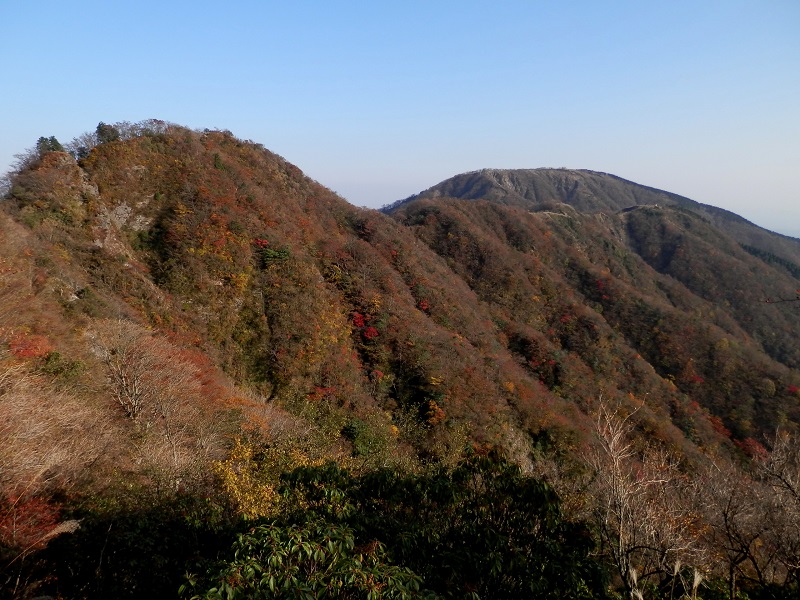 政次郎尾根より、行者ヶ岳と三ノ塔を望む