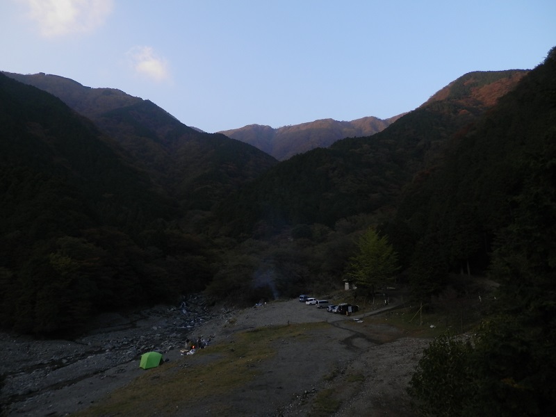 作治小屋前より、戸沢キャンプ場と表尾根を望む