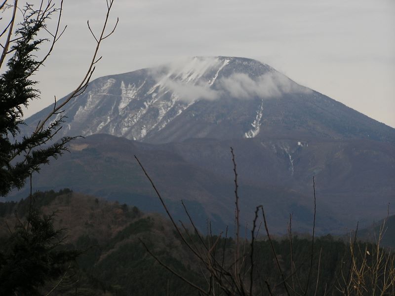 鳴虫山 -- 鳴虫山登山道から男体山を望む