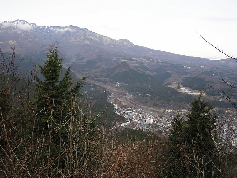 鳴虫山 -- 神ノ主山頂から日光市街を望む