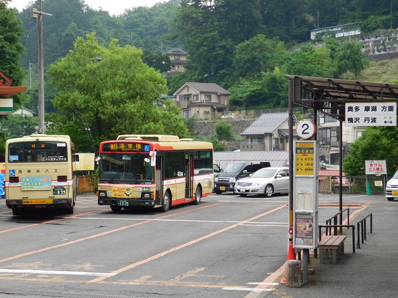 奥多摩駅前のバス乗り場