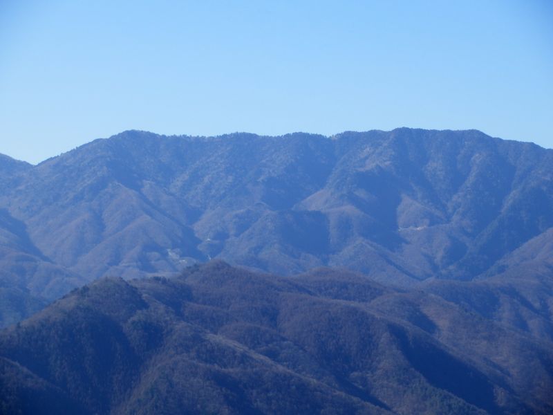 小金沢山から牛奥ノ雁ヶ腹摺山への稜線