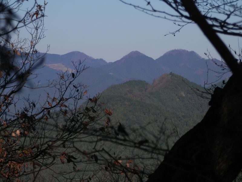 大峰山山頂の小さな窓から奥武蔵