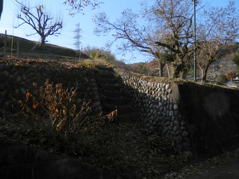 この石段を降りて、車道歩きになる