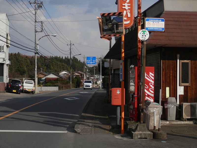 内回りのバス停は、道路の反対側にある