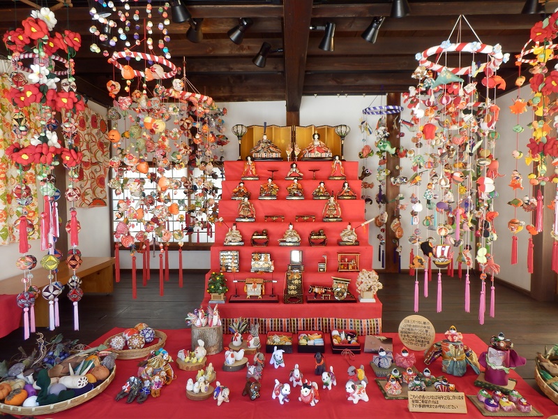 雛壇と吊るし雛