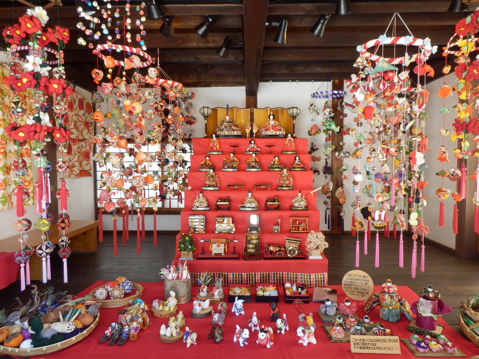 雛壇と吊るし雛びな