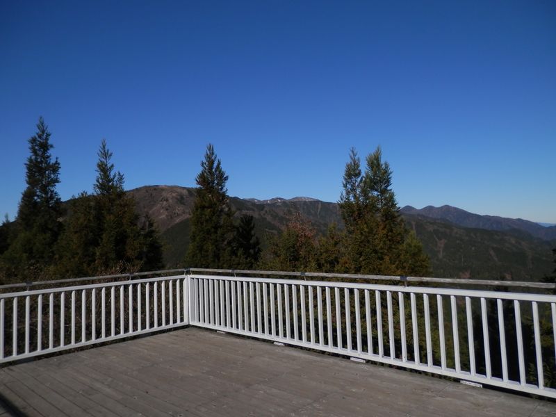 岳ノ台展望台より、二ノ塔と丹沢主脈