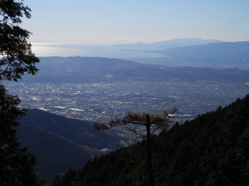伊豆半島、小田原市街地、秦野市街地、相模湾を望む