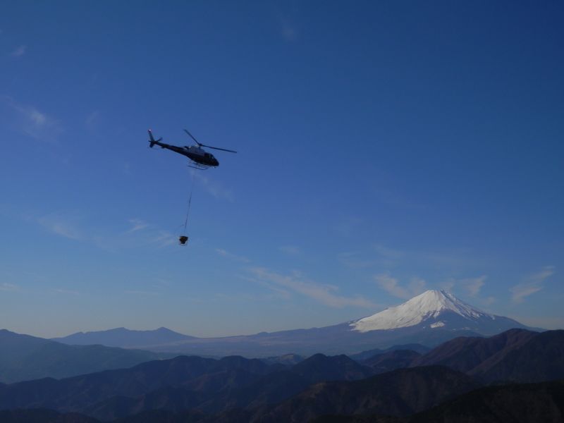 生コンを運ぶヘリコプター