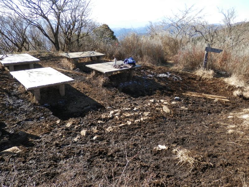 二ノ塔山頂のぬかるみ