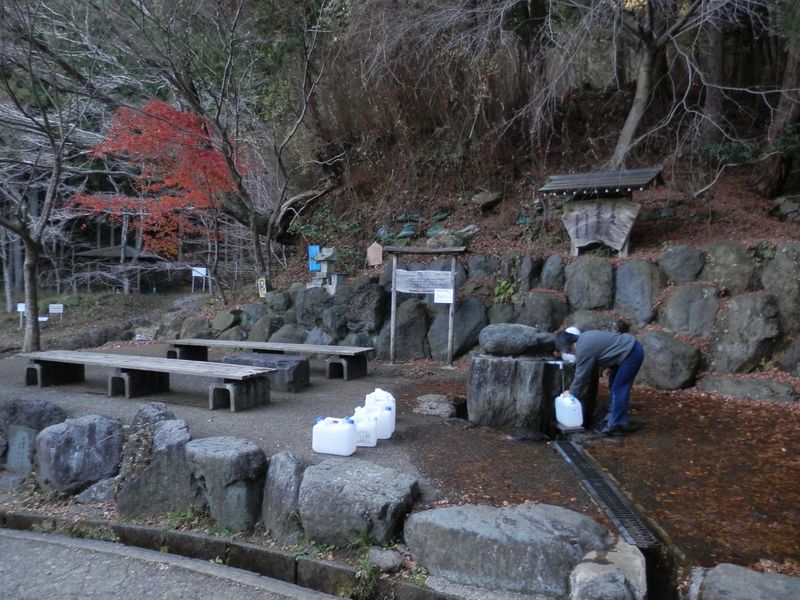 葛葉の泉で水を汲む人