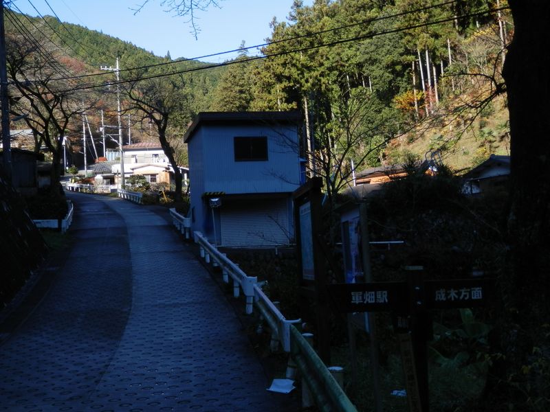 白岩上の橋の手前で左折