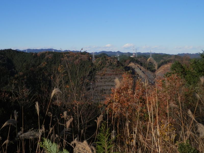 372m峰送電鉄塔下より、北方に送電線を見送る