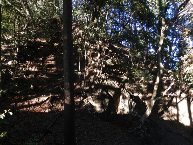 断崖の下に下り立つ