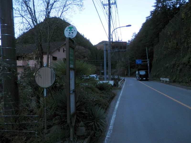 坂下バス停で都バスを待つ