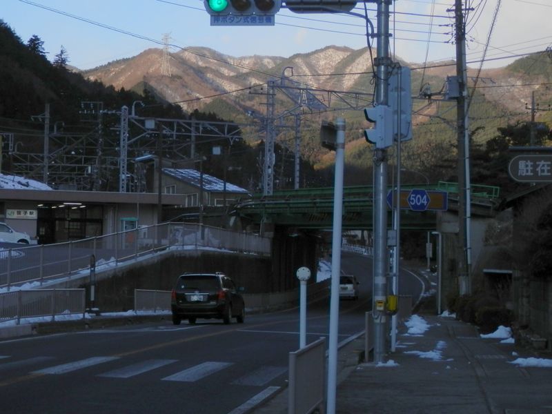 笹子駅前より、バスを待ちながら西方を望む