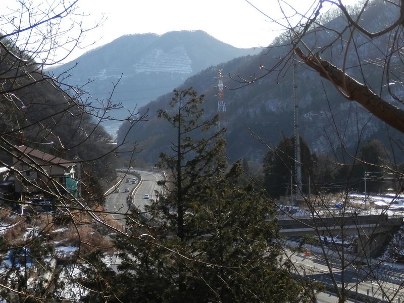 登っても登っても、すぐ下に中央道が見える