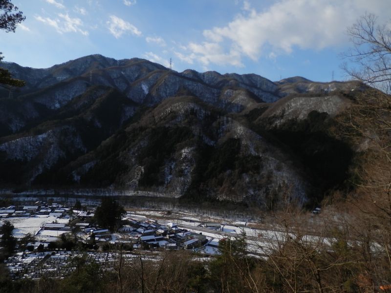 鶴ヶ鳥屋山と本社ヶ丸を望む