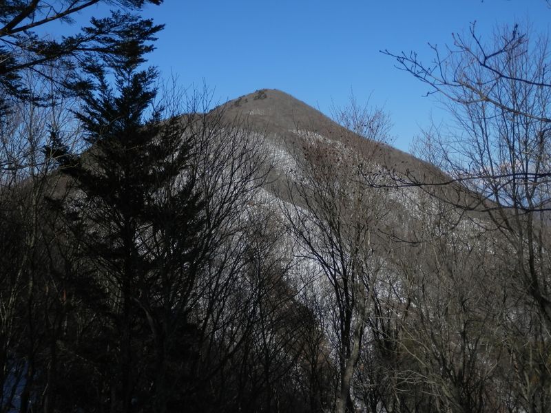 行く手の東峰がはるか高く感じられる