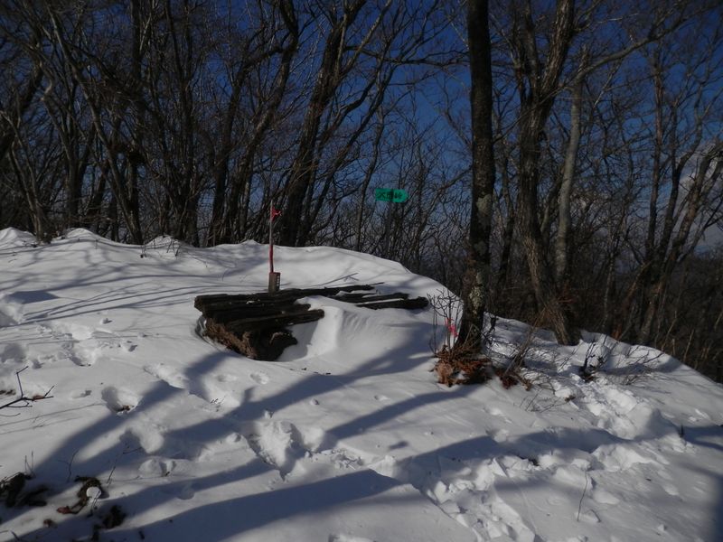 見晴らしの良いベンチは、雪の吹き溜まり