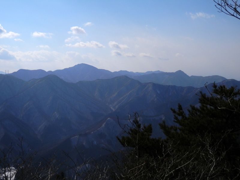 お坊山より、御坂黒岳と釈迦ヶ岳を望む